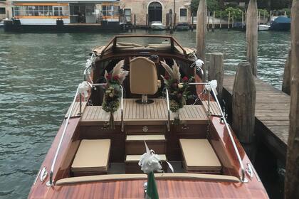 Barca a motore in legno