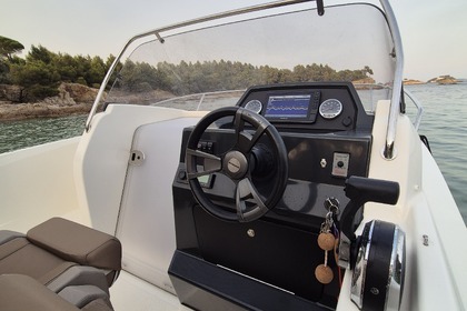 Hyra båt Motorbåt QUICKSILVER Sundeck 675 Hyères