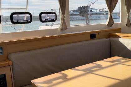 Lagoon 40 power catamaran with a capacity of 8 people