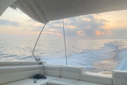 Noleggia Fiart Genius 36 – Esplora le meraviglie del Golfo di Napoli!