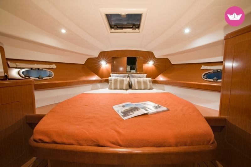 Motorboat Beneteau Antares 30 Fly for hire