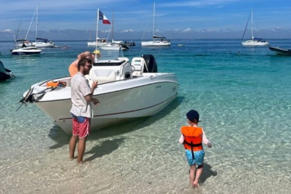 Location Bateau à moteur BOSTON WHALER Outrage 220 Bénodet