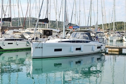 Rental Sailboat  Bavaria C42 Pirovac