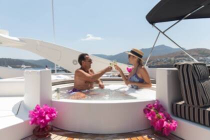 Hire Motor yacht Ferretti Customline 94 Göltürkbükü