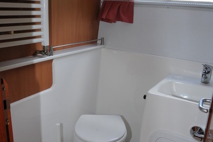 Rent this 42 Trio Prestige houseboat and get to kn