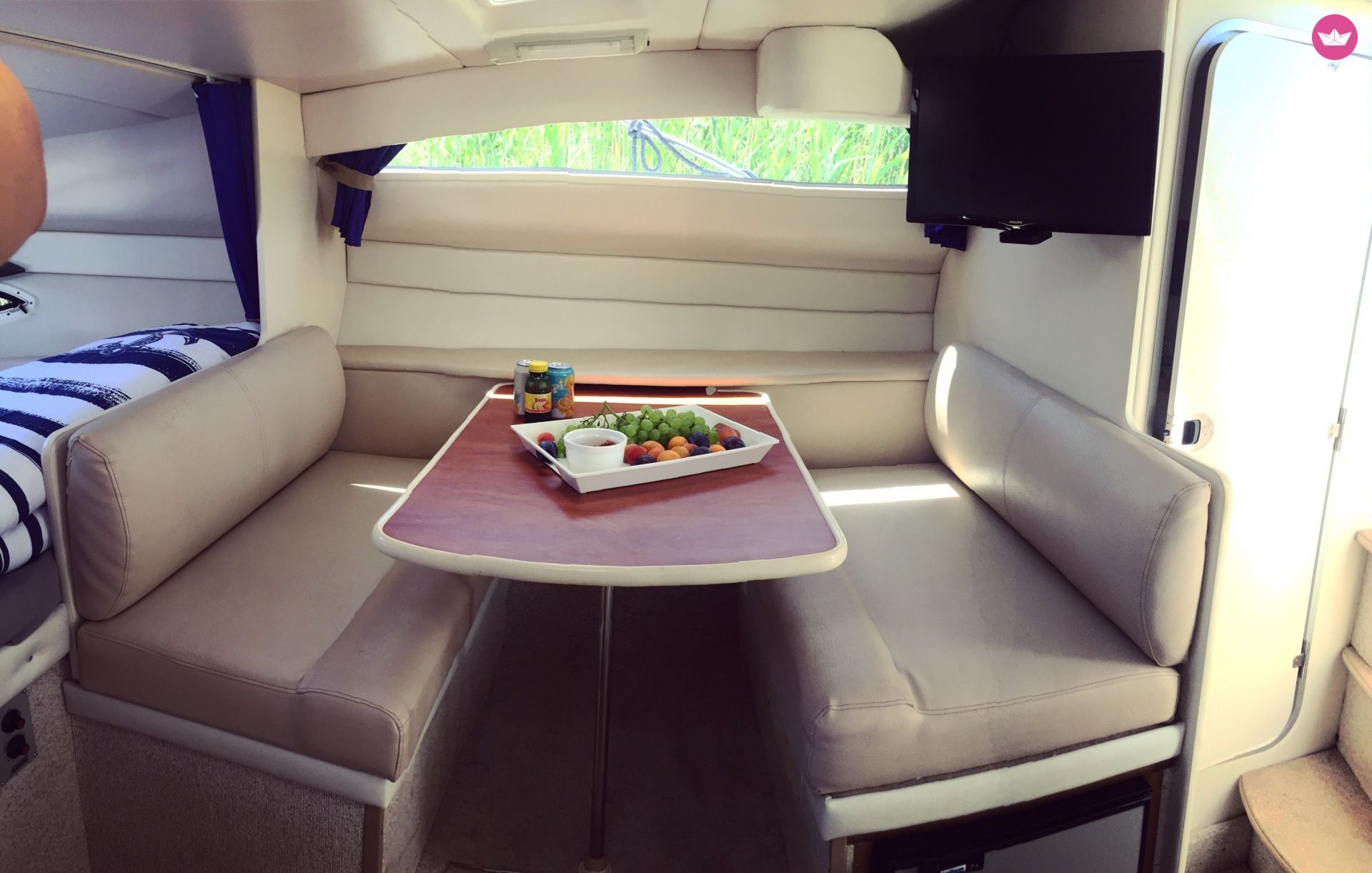 Motorboat Bayliner 285 Ciera Cruiser for hire