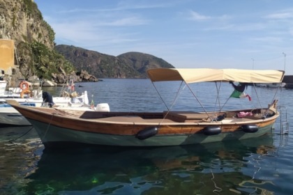 Hyra båt Motorbåt Lipari Lucy & Christian Eoliska öarna