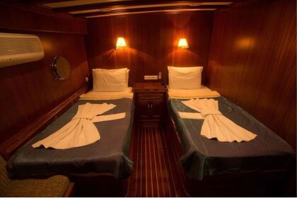 Luxo a bordo deste iate Custom 30m