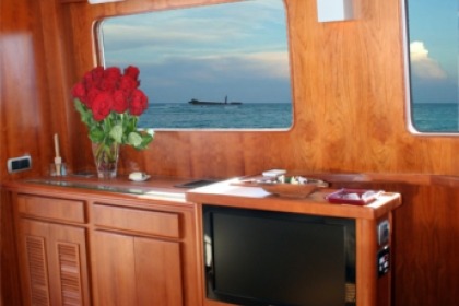 Luxo a bordo deste iate Trawler 2