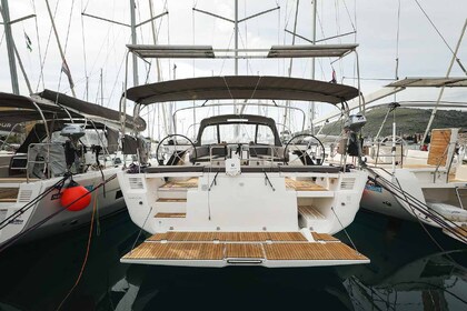 Verhuur Zeilboot Dufour Yachts Dufour 530 - 5 + 1 cab. Trogir