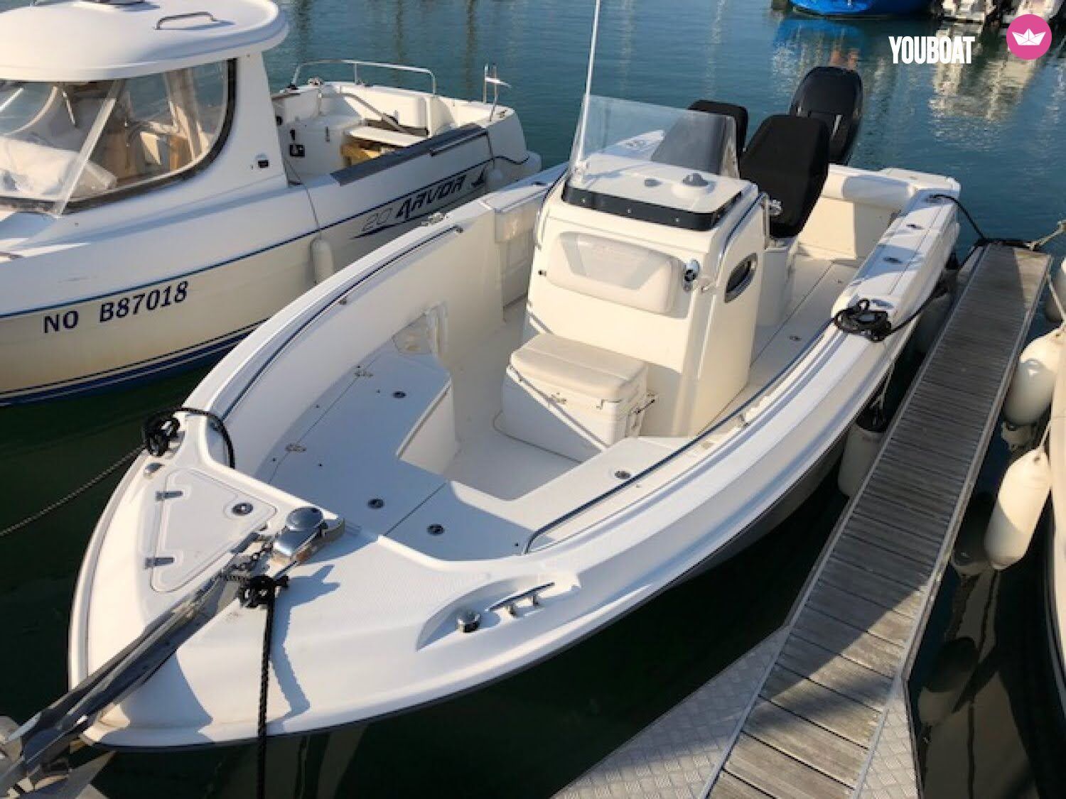 Bateau à moteur BOSTON WHALER Outrage 220 300cv 2