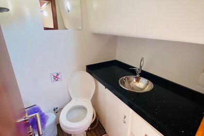 Princess Motoryacht with a capacity of 4 people