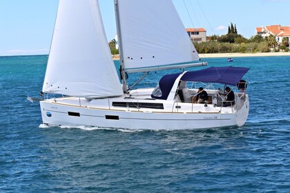 Hyra båt Segelbåt Bénéteau Oceanis 38.1 Barcelona