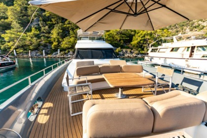 Luxury motor yacht with a capacity of 8 people