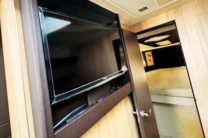 Cranchi M44 HT Uthyrning: Upplev Amalfikusten med stil