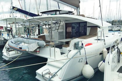 Hire Catamaran Lagoon-Bénéteau Lagoon 42 - 4 + 2 cab. Alimos