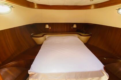 Princess Motoryacht with a capacity of 4 people