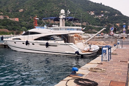 Location Yacht Fairline 58 Menton