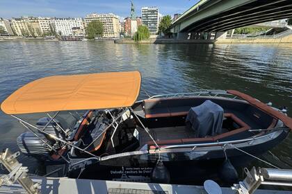 Prywatna łódź w Paryżu