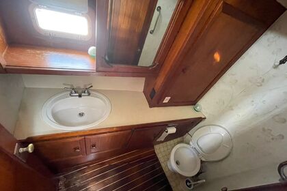 Lovely Flybridge Uniflite 42 power boat