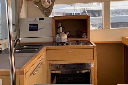 Lagoon 40 power catamaran with a capacity of 8 people