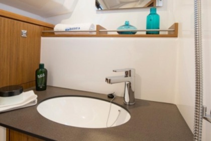 Conheça Rúgia pelo mar com seu veleiro Bavaria