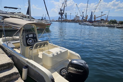 Location Bateau à moteur Invictus Invictus 200 Rijeka