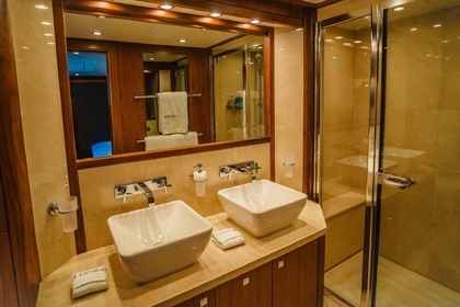 40 Meters Yacht with Jakuzi in Dubai on Your Service