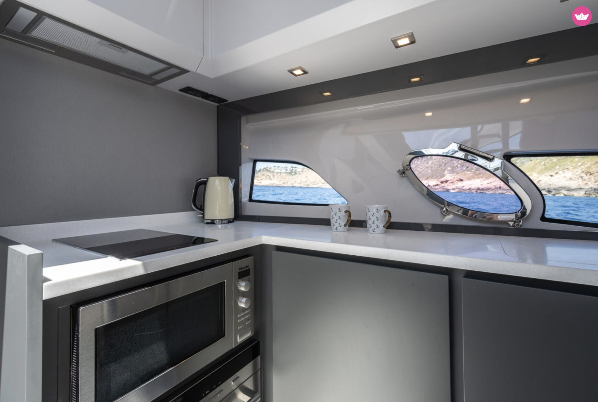 Bateau à moteur Pershing Polar 5x 1430cv 8