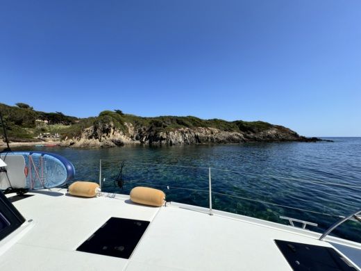 Porquerolles Catamaran Fountaine Pajot Astréa 42 alt tag text