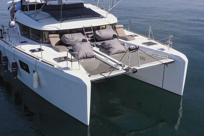 Lagoon 40 power catamaran with a capacity of 8 people