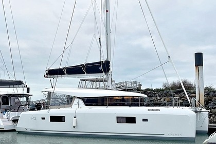 Hire Catamaran Lagoon-Bénéteau Lagoon 42 OW Marina Frapa