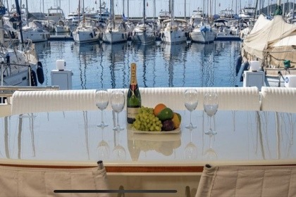 FERRETTI A YACHT B77!