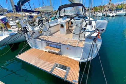 Hire Sailboat 4 OCEANIS 37.1 - EM France