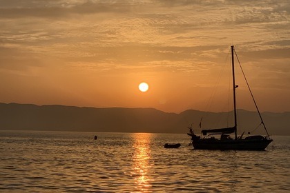 Location Beneteau Flyer 8 Grand Prix à la journée, à la demi-journée et apéro bateau en fin de journée ....