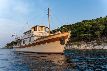 CLASSIC YACHT GALLANT