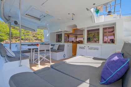 Lagoon 450F Catamaran with a capacity of 6 people