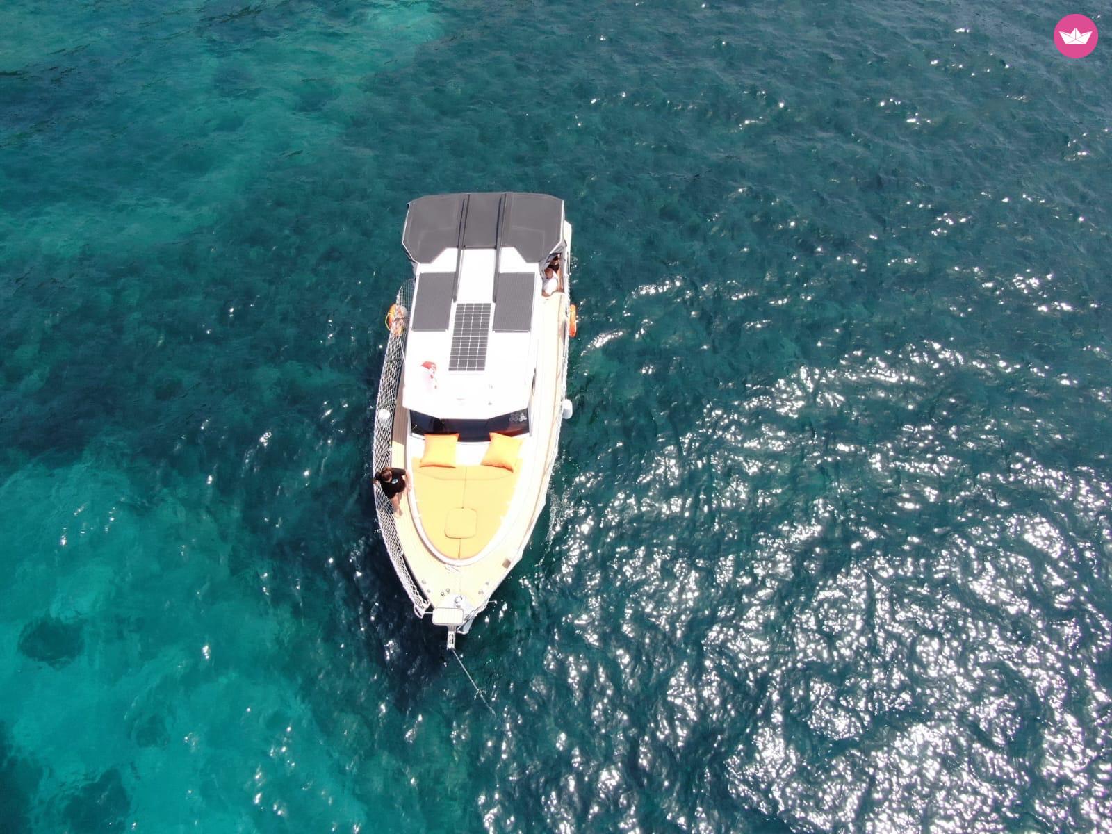 Bateau à moteur Karnic 29 300cv 8