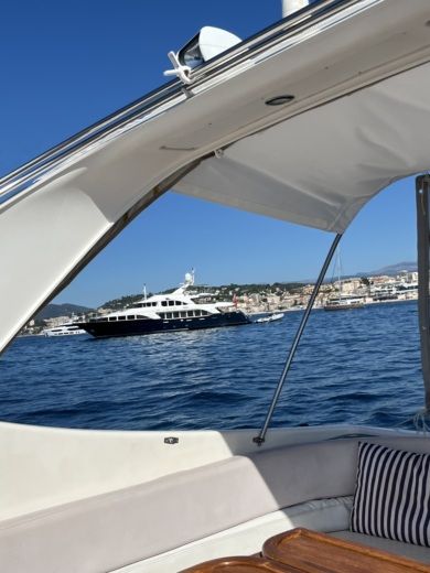 Cannes Motorboat Windy 37 Grand Mistral alt tag text