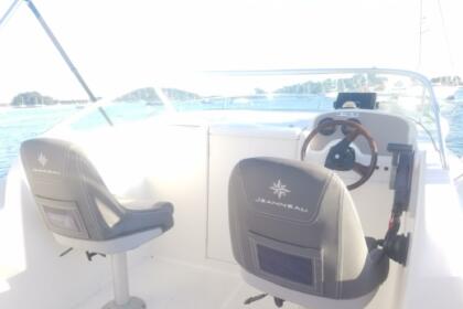 Hire Motorboat JEANNEAU Leader 545 Vannes