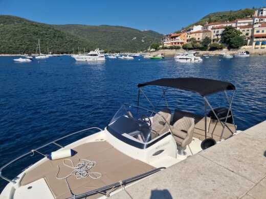 Rabac Motorboat Quicksilver Activ 605 Sundeck alt tag text