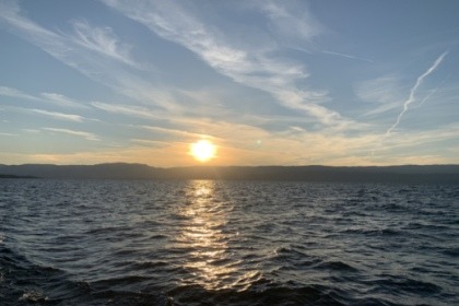 Enjoy between lake and mountains aboard our magnificent Bayliner 255!