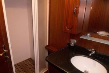 Luxo a bordo deste iate Custom 30m