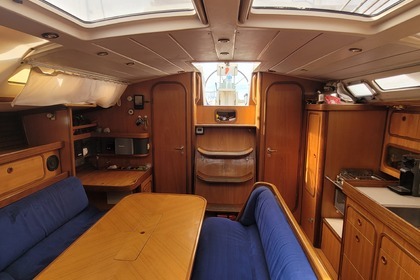 OCEANIS 430 - Безопасная и Комфортная Лодка