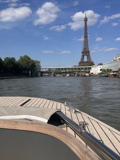 Parigi Motorboat Dubourdieu E-Picnic alt tag text
