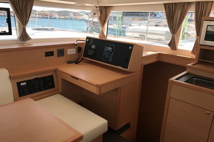 Discover Greece from Lavrion on the brand new Lagoon 400 S2 "Tulip" with or without a skipper