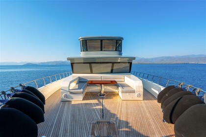 Luxury motor yacht with a capacity of 8 people