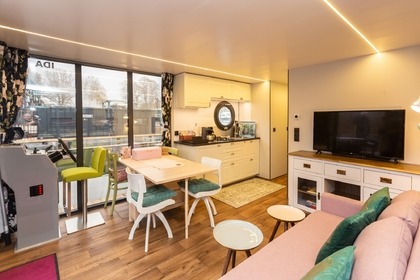 Relax aan boord van deze Kajuitmotorboot in Mürit