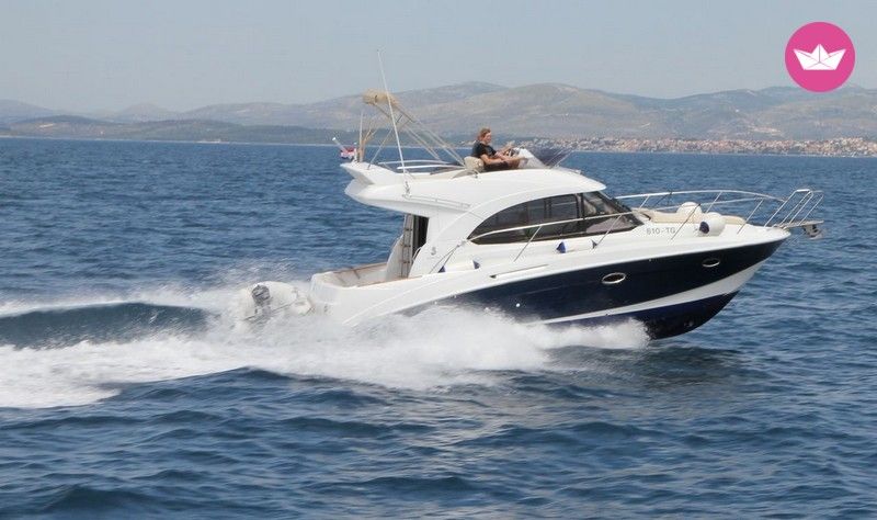 Motorboat Beneteau Antares 30 Fly for hire