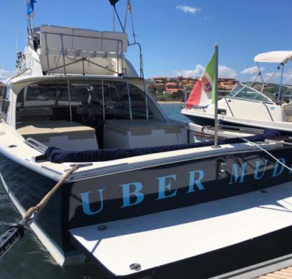 Charter Motorboat Bertram 31 Palau